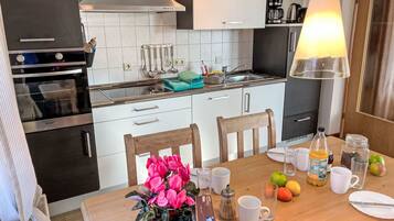 Kühlschrank, Mikrowelle, Ofen, Geschirrspüler