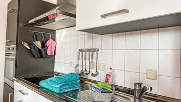 Kühlschrank, Mikrowelle, Ofen, Geschirrspüler