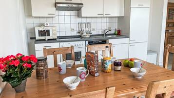 Kühlschrank, Mikrowelle, Ofen, Geschirrspüler