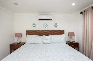 Rom – basic, 1 kingsize-seng | Safe på rommet, strykejern/-brett og wi-fi (inkludert)