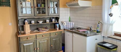 Refrigerador, microondas y utensilios de cocina