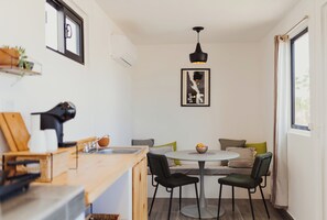 Studio Suite, 1 Queen Bed with Sofa bed | Dining room