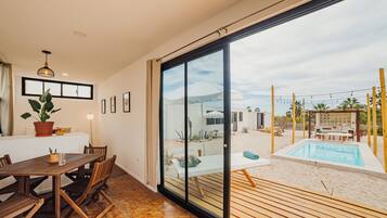 Studio Suite, Pool View | Individually decorated, individually furnished, blackout drapes
