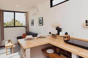 Placa de cocina, cafetera expreso, servilletas de papel