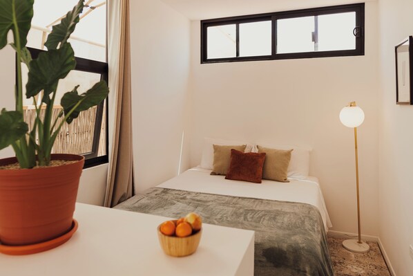 Studio Suite, Pool View | Blackout drapes, WiFi (free), individually decorated