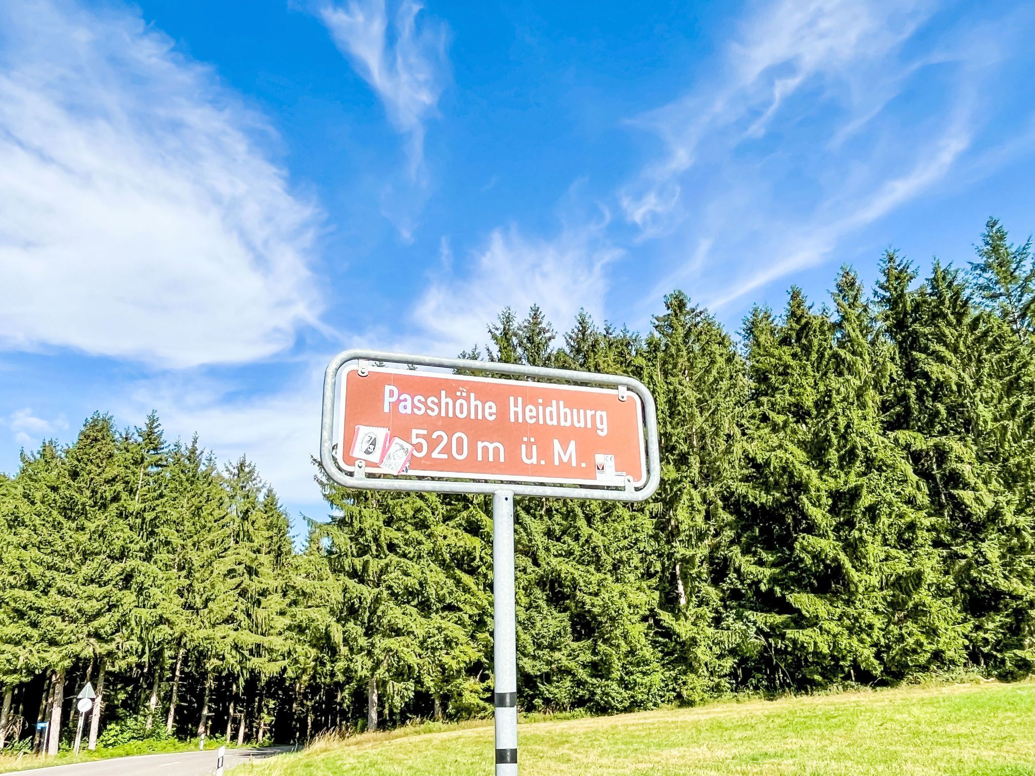 Un panneau indique que le col de Passhöhe, à Heidelberg, se trouve à 520 mètres.