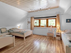7 slaapkamers, een bureau, internet