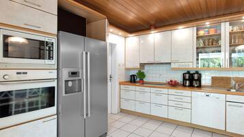 Kühlschrank, Mikrowelle, Ofen, Geschirrspüler