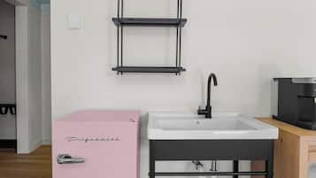 Deluxe King Room | 1 bedroom, premium bedding, pillowtop beds, laptop workspace