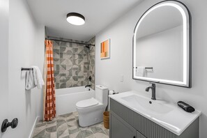 Hair dryer, towels, soap, shampoo - Ambler Hotel (Saratoga Springs)