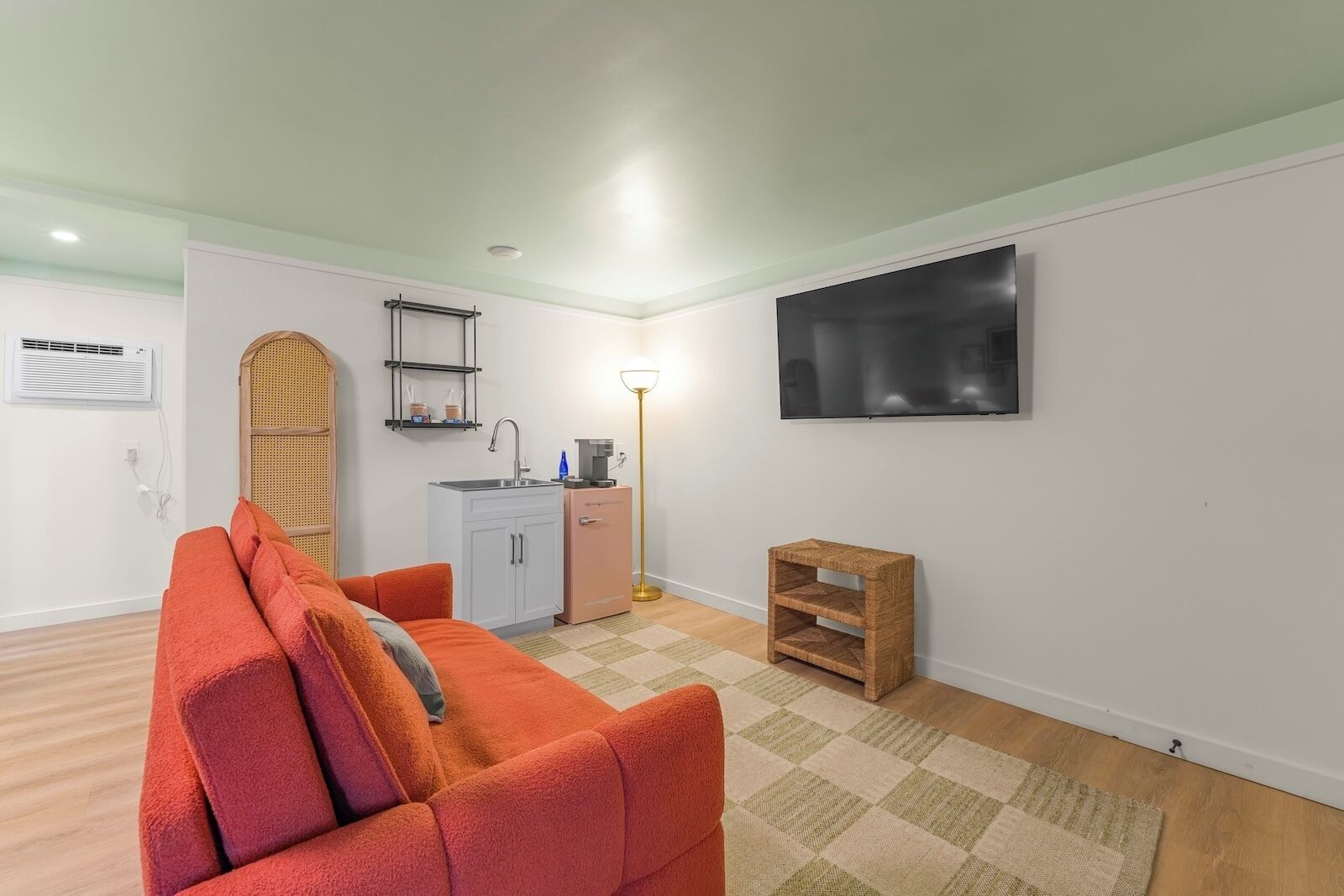 Deluxe King Suite | Private kitchenette | Coffee/tea maker