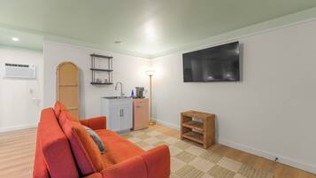 Deluxe King Suite | Private kitchenette