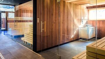 Ein modernes Interieur mit Holzvertäfelungen, einer Glastrennwand und einer Holzbank.