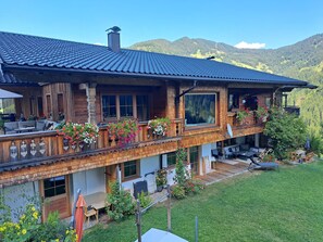 Eine Holzchalet mit Balkon, Garten und Bergblick.