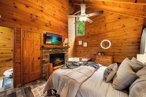 2 bedrooms, iron/ironing board, travel crib, WiFi - View-Location-Hot Tub-Pool Table-3 Fireplaces (Sevierville)