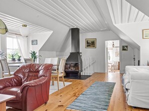 Fernseher, Kamin, DVD-Player