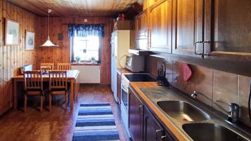 KylskÄp, mikrovÄgsugn, ugn och barnstol