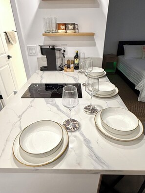 1 quarto, ferros/tábuas de passar roupa, berço de viagem