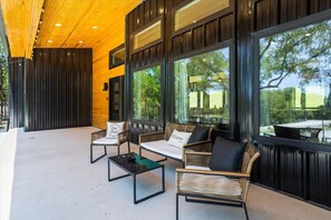 Terrace/patio - Welcome to The Yellowpine Retreat – Your Luxury Lakefront Retreat Lake Texoma
(Pottsboro)