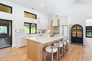 Microwave, oven, stovetop, dishwasher - Welcome to The Yellowpine Retreat – Your Luxury Lakefront Retreat Lake Texoma
(Pottsboro)