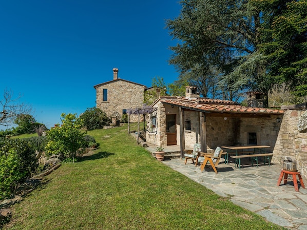 Outdoor dining - La Casetta by Interhome (Sassofortino)
