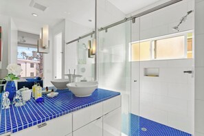 Douche, sèche-cheveux, serviettes fournies, shampoing
