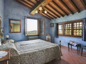 5 bedrooms, desk, Internet