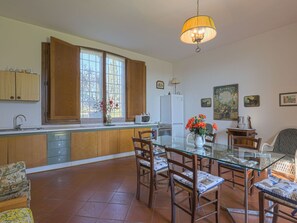 Kühlschrank, Mikrowelle, Ofen, Kochgeschirr/Geschirr/Besteck