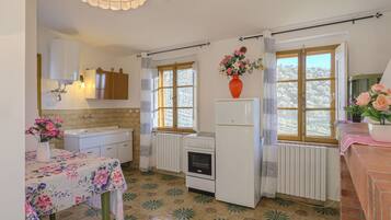 Frigorifero, forno, pentole/stoviglie/utensili, tavolo da pranzo