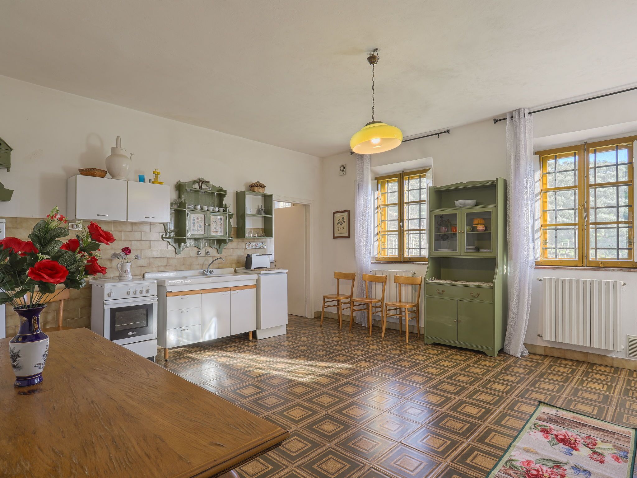 Frigorifero, forno, pentole/stoviglie/utensili, tavolo da pranzo