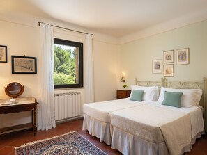 6 slaapkamers, een strijkplank/strijkijzer, wifi