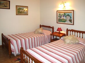 2 bedrooms, iron/ironing board, WiFi