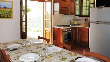 Kühlschrank, Ofen, Geschirrspüler, Kochgeschirr/Geschirr/Besteck