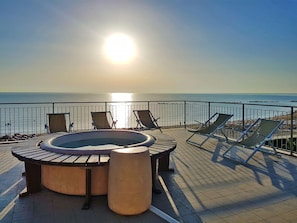 Outdoor spa tub