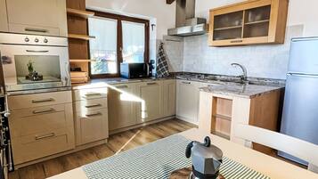 Kühlschrank, Mikrowelle, Ofen, Geschirrspüler