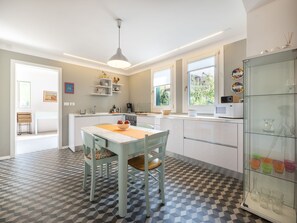 Kühlschrank, Ofen, Geschirrspüler, Kochgeschirr/Geschirr/Besteck