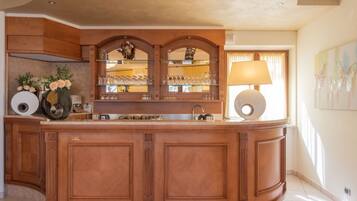 Refrigerador, utensilios de cocina, mesa de comedor