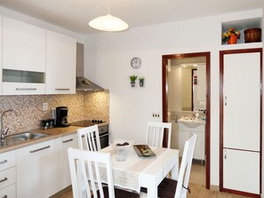 Kühlschrank, Mikrowelle, Ofen, Kochgeschirr/Geschirr/Besteck