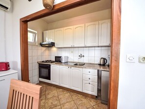 Refrigerador, horno, lavavajillas, utensilios de cocina