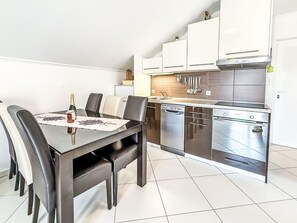 Fridge, oven, dishwasher, cookware/dishes/utensils
