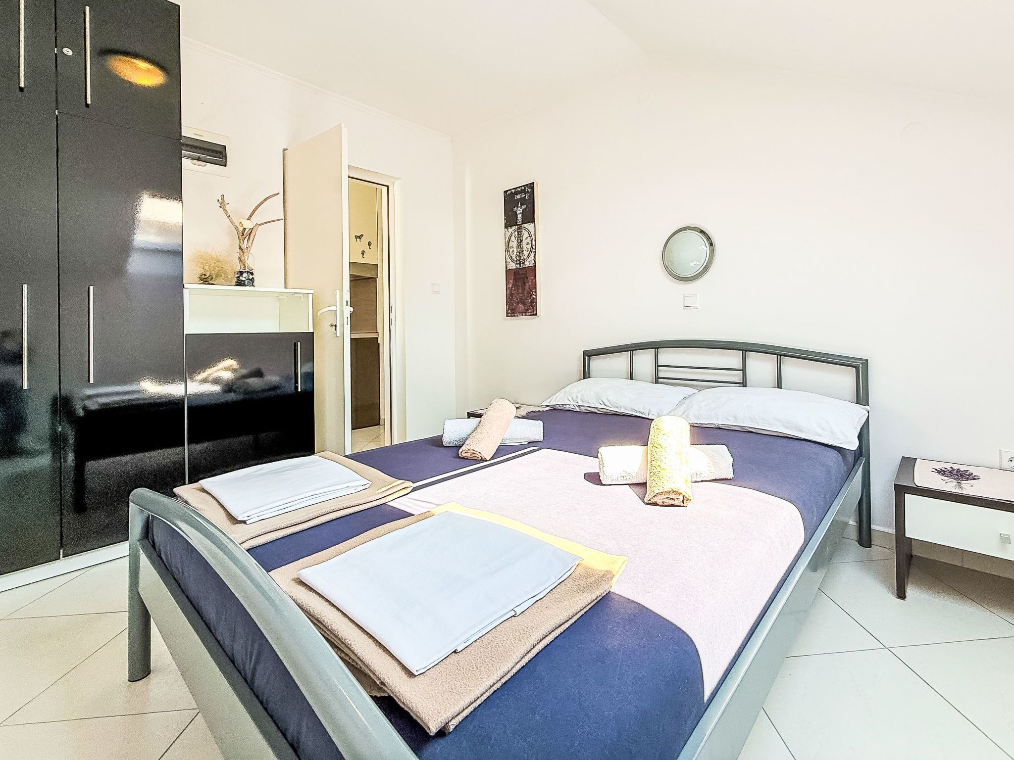 Une chambre à coucher avec un lit, une armoire, un bureau et un miroir.