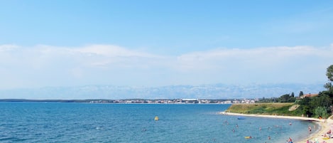 Una playa cerca
