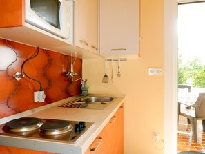 Kühlschrank, Mikrowelle, Toaster, Kochgeschirr/Geschirr/Besteck