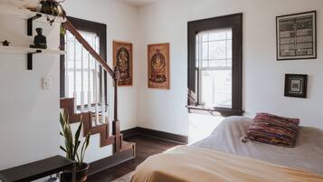 5 室のベッドルーム、セーフティボックス (室内)、デスク、アイロン / アイロン台