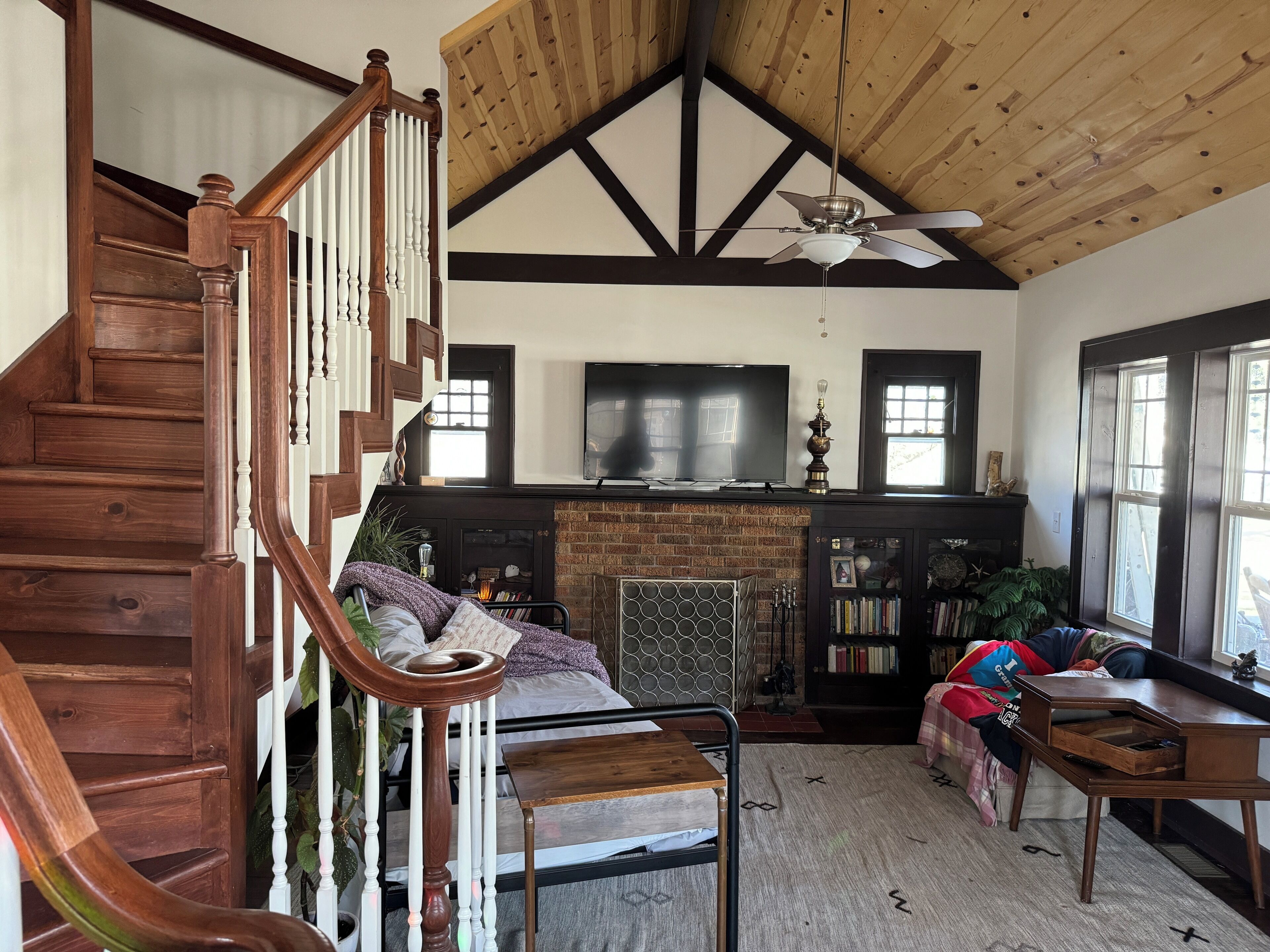 5-bedroom bungalow retreat in midtown Springfield, pet-friendly with fast wifi