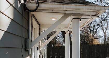Tranquil Pet-Friendly Bungalow in Midtown Springfield with High-Speed Wi-Fi