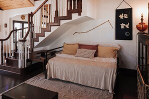 Interior - Tranquil Pet-Friendly Bungalow in Midtown Springfield with High-Speed Wi-Fi (Springfield)