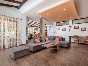 Una televisión, una chimenea