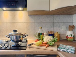 Geladeira, fogão, lava-louças, torradeira