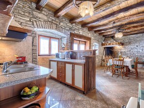 Kjøleskap, mikrobølgeovn og kjøkkenutstyr